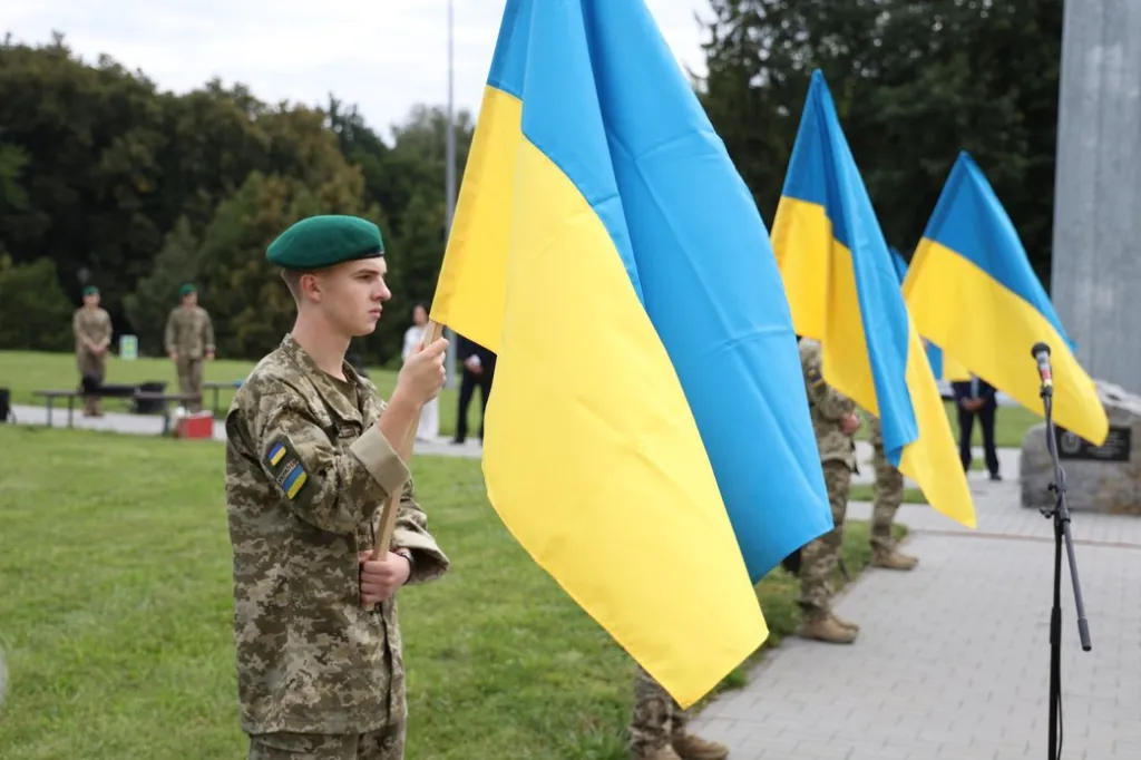 У Хмельницькому підняли найвищий в області прапор до Дня державного стяга