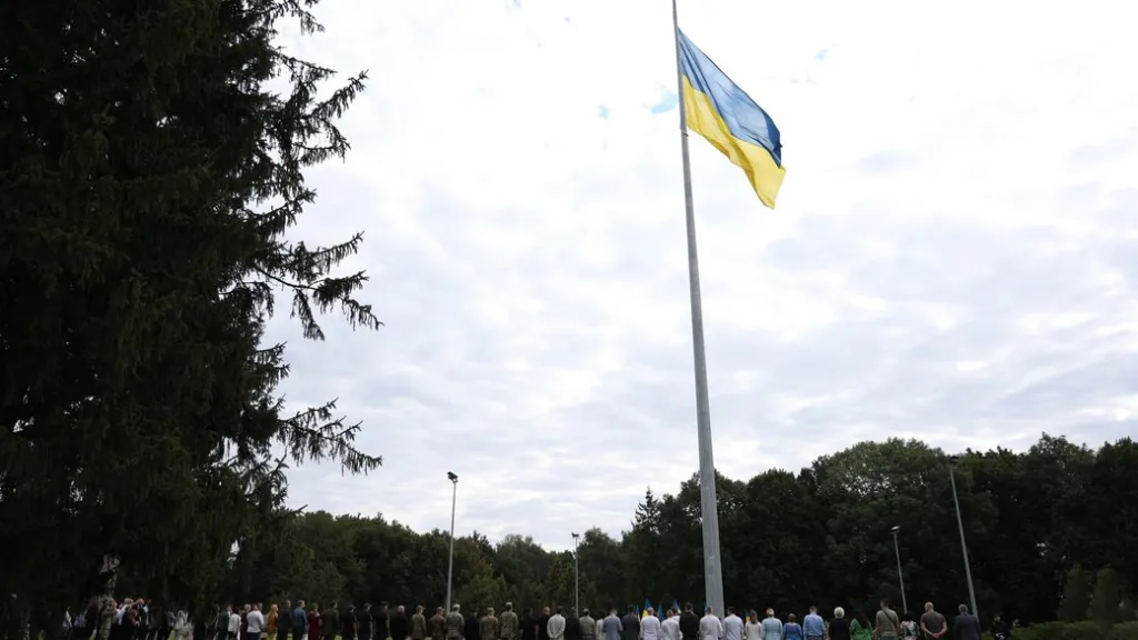 У Хмельницькому підняли найвищий в області прапор до Дня державного стяга