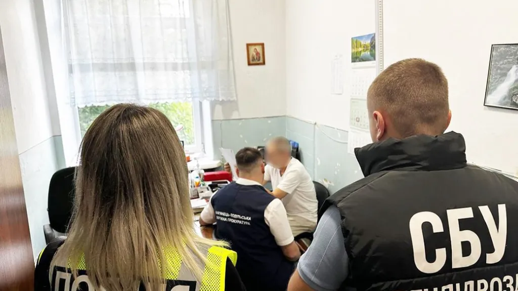На Хмельниччині двом посадовцям оголосили підозри за незаконну передачу лікарняного корпусу забудовникам