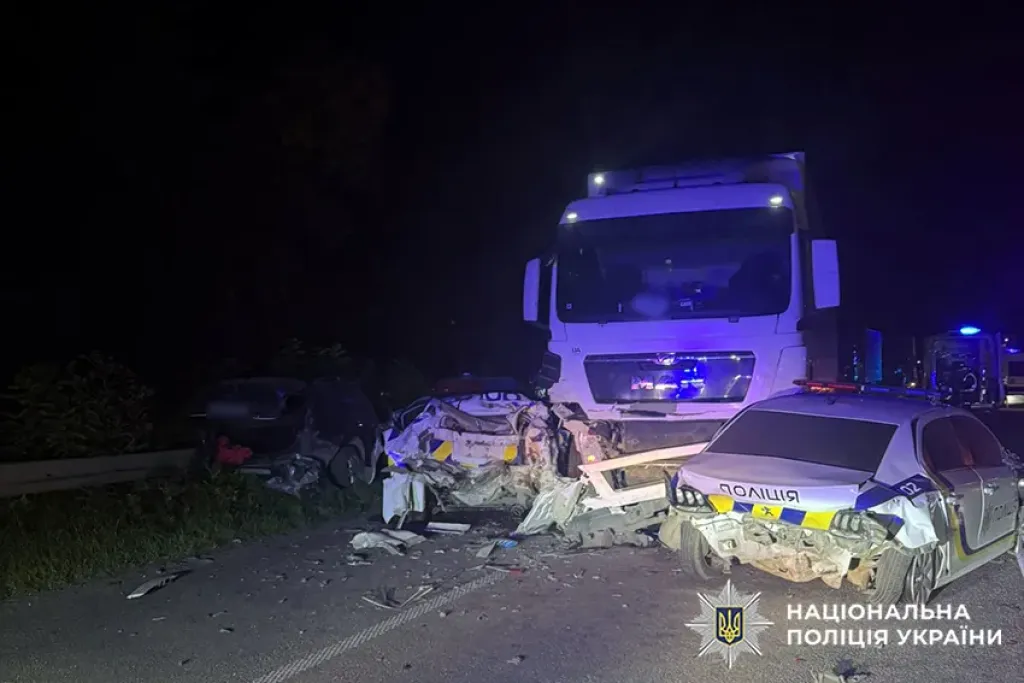 На Хмельниччині вантажівка врізалась у поліцейські авто: п’ятеро людей отримали травми
