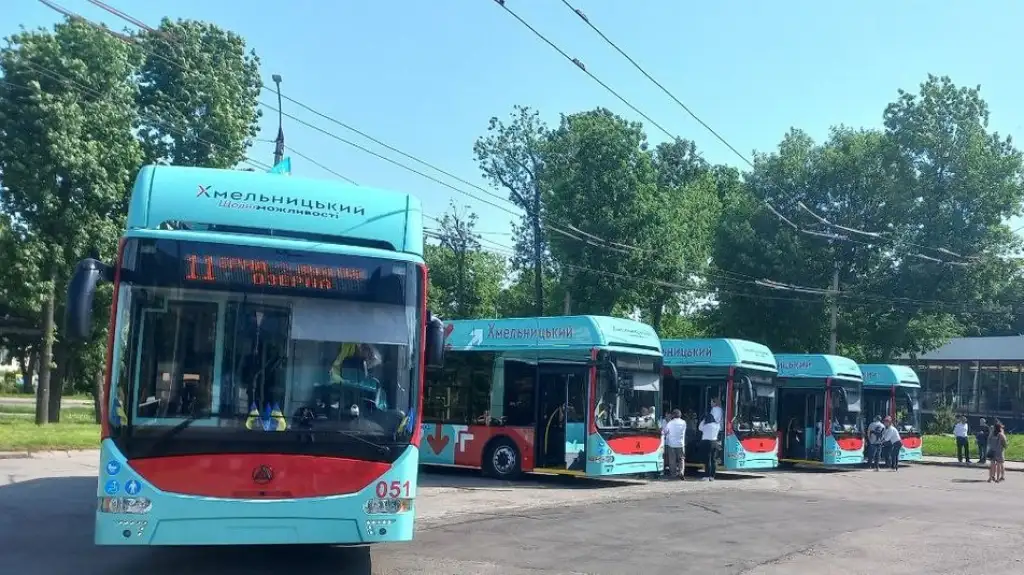 У Хмельницькому через нічний обстріл змінили роботу транспорту