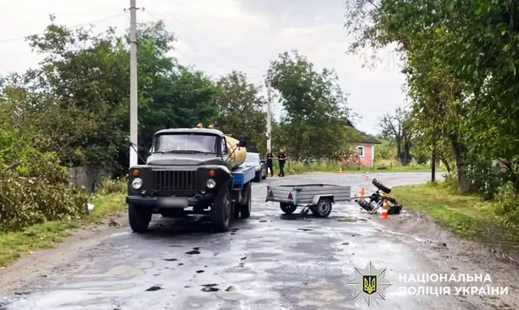 На Хмельниччині мотоблок зіткнувся з вантажівкою: постраждав літній водій