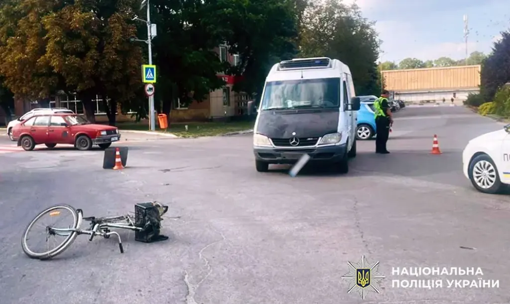 У Красилові мікроавтобус збив пенсіонера-велосипедиста