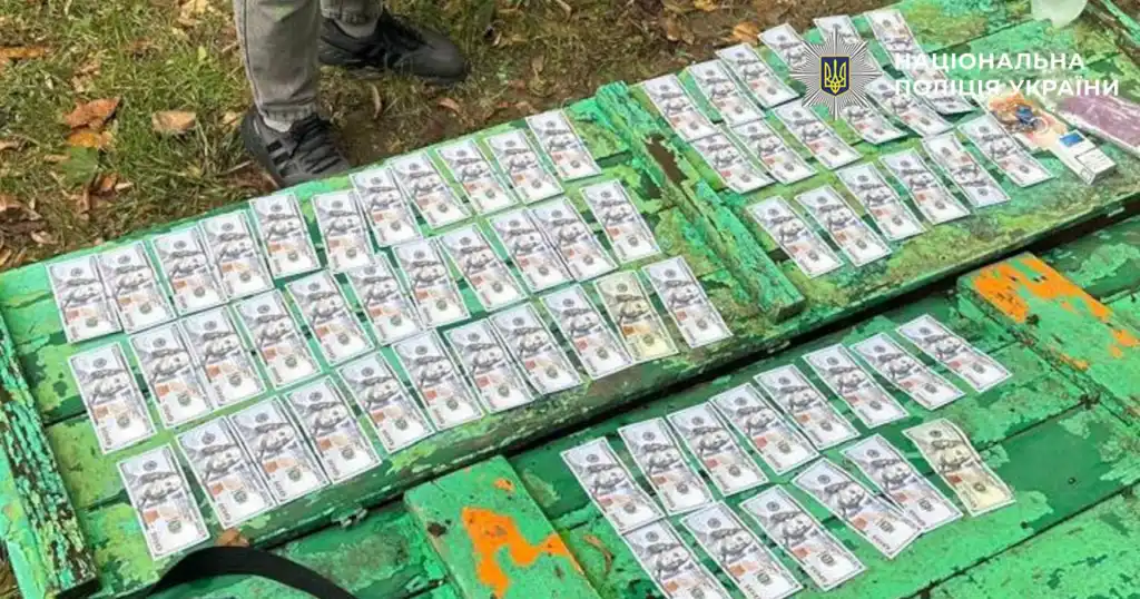У Хмельницькому затримали чоловіка, який вимагав хабар за приховування СЗЧ