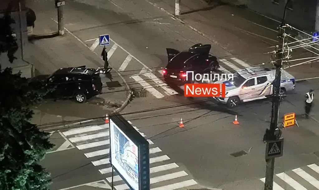 У центрі Хмельницького на перехресті зіштовхнулися два легковики