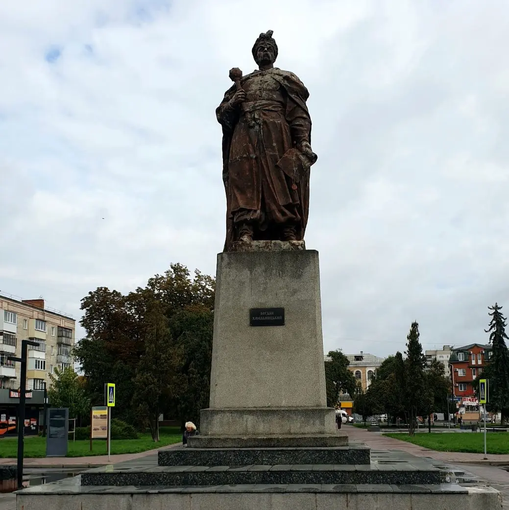 У Хмельницькому пам’ятник Богдану Хмельницькому «законсервують» після пошкоджень від вибуху