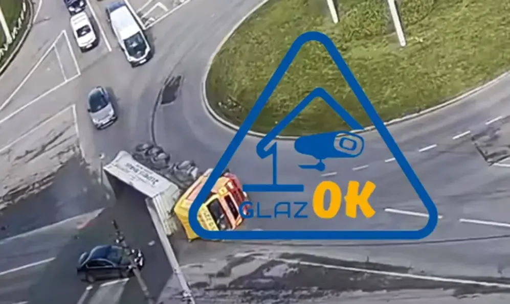 У Хмельницькому біля “Темпу” перекинулася вантажівка з щебенем
