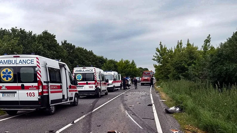 Через ДТП із загиблим на трасі у Хмельницькому районі обмежено рух транспорту