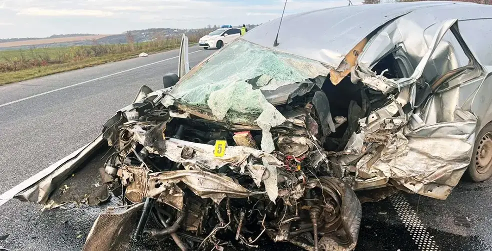 Два автомобілі зіткнулися на трасі у Хмельницькому районі: водії загинули