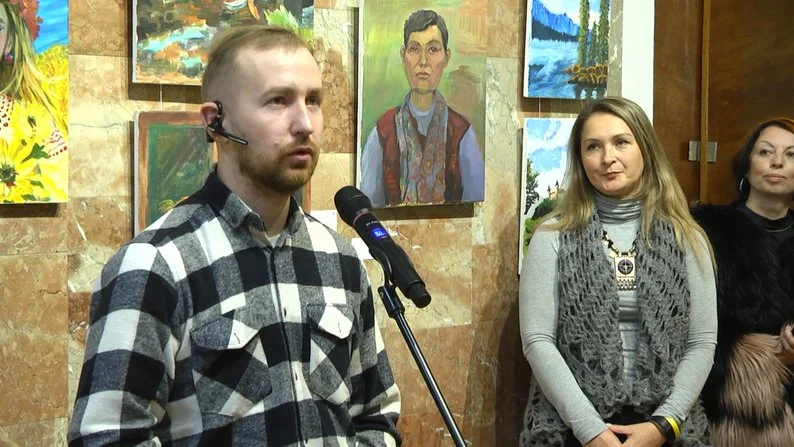 Без кистей рук малює картини: у Хмельницькому триває виставка ветерана Володимира Симанишина