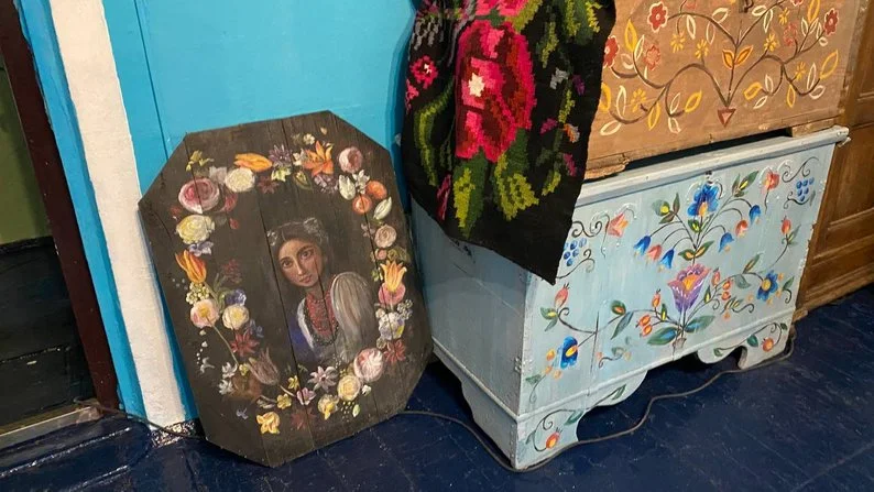 Старовинні шафи, скрині та серванти: на Хмельниччині у панському маєтку функціонує музейний простір