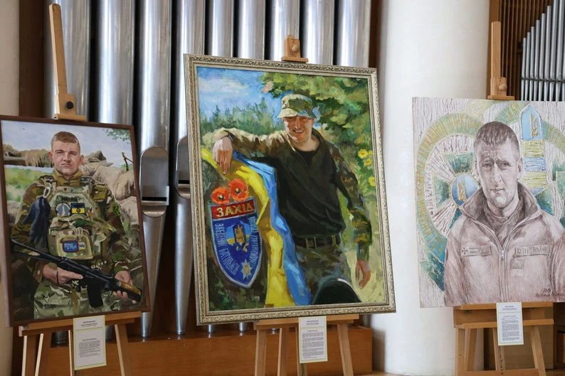 У Хмельницькому триває виставка портретів полеглих захисників