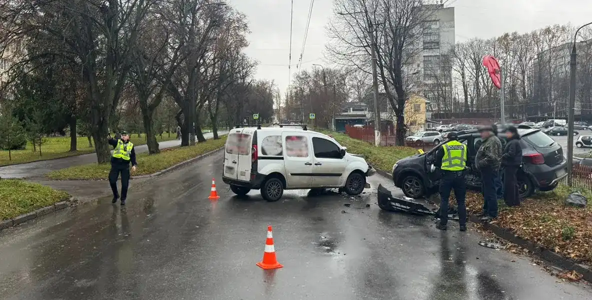 Легковик та вантажний бус зіткнулися у Хмельницькому: травмувався один з водіїв