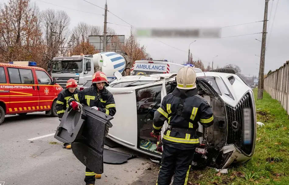 У Хмельницькому сталася ДТП з перекиданням автомобіля