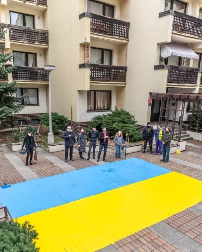 Замість одного прапора три нові. Боротьба за український стяг у Чехії