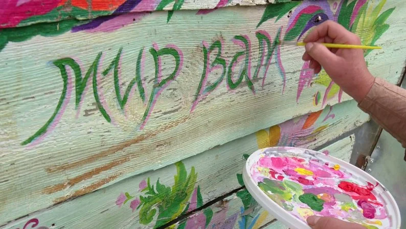 Розмальовує криниці, аби повернулася вода: історія художниці з Хмельниччини