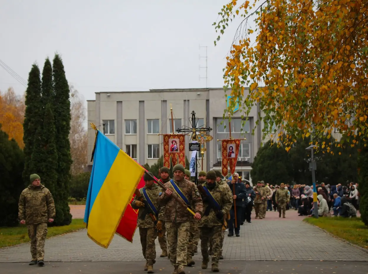Навесні планували весілля: на Хмельниччині попрощалися з воїном та футболістом Михайлом Толстяком