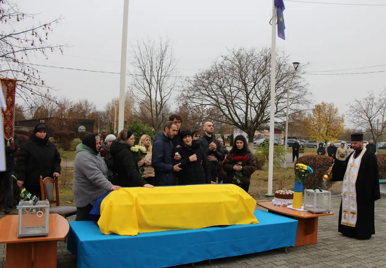 Навесні планували весілля: на Хмельниччині попрощалися з воїном та футболістом Михайлом Толстяком