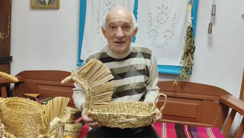 Умілець з Хмельниччини 55 років робить вироби з рогози, соломи, дерева та глини