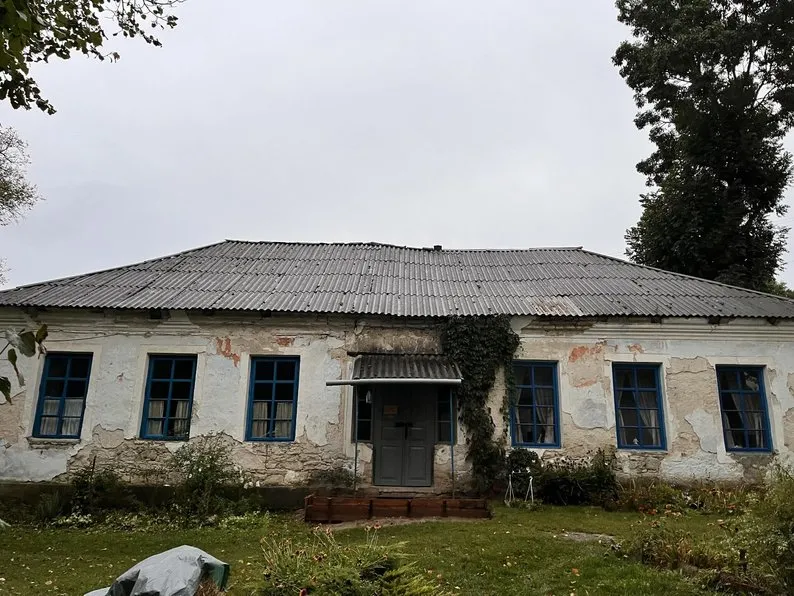 “Будинок душі”: як стару школу в селі на Хмельниччині перетворюють на місце спокою