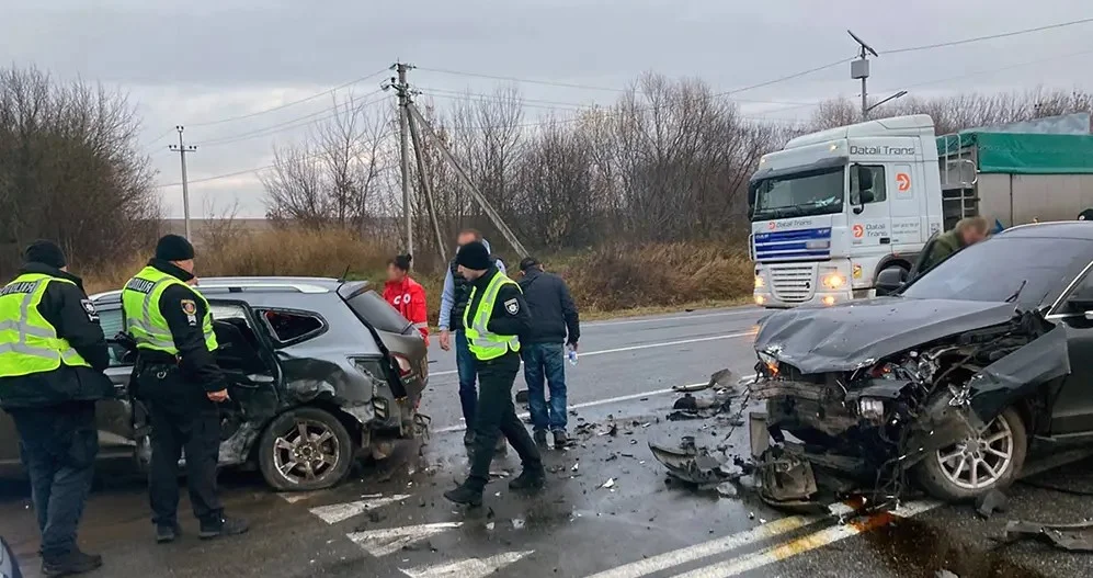 На перехресті неподалік Хмельницького зіткнулися легковики: постраждали 7 осіб