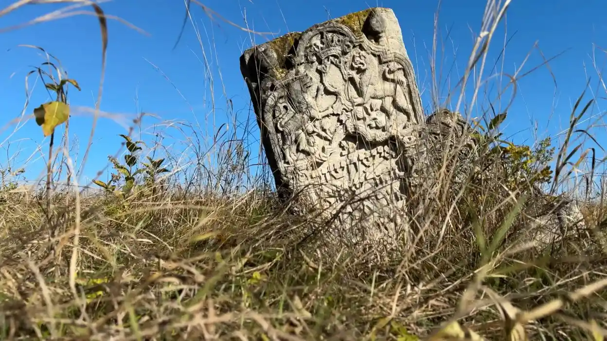 На Хмельниччині на єврейському кладовищі є унікальні надгробки: чим вони особливі
