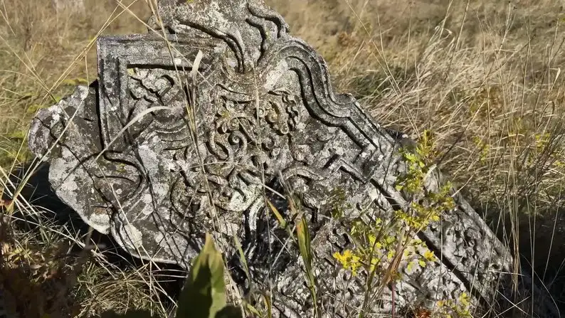 На Хмельниччині на єврейському кладовищі є унікальні надгробки: чим вони особливі