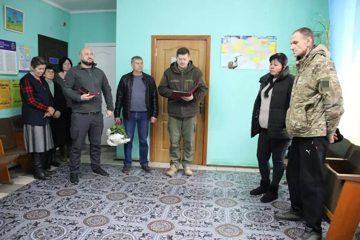 За стійкість і відвагу: матері полеглого бійця з Хмельниччини передали орден «За мужність»