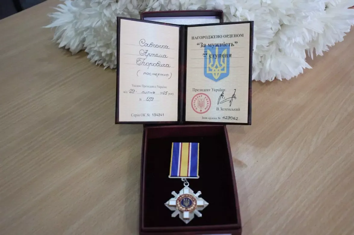За стійкість і відвагу: матері полеглого бійця з Хмельниччини передали орден «За мужність»