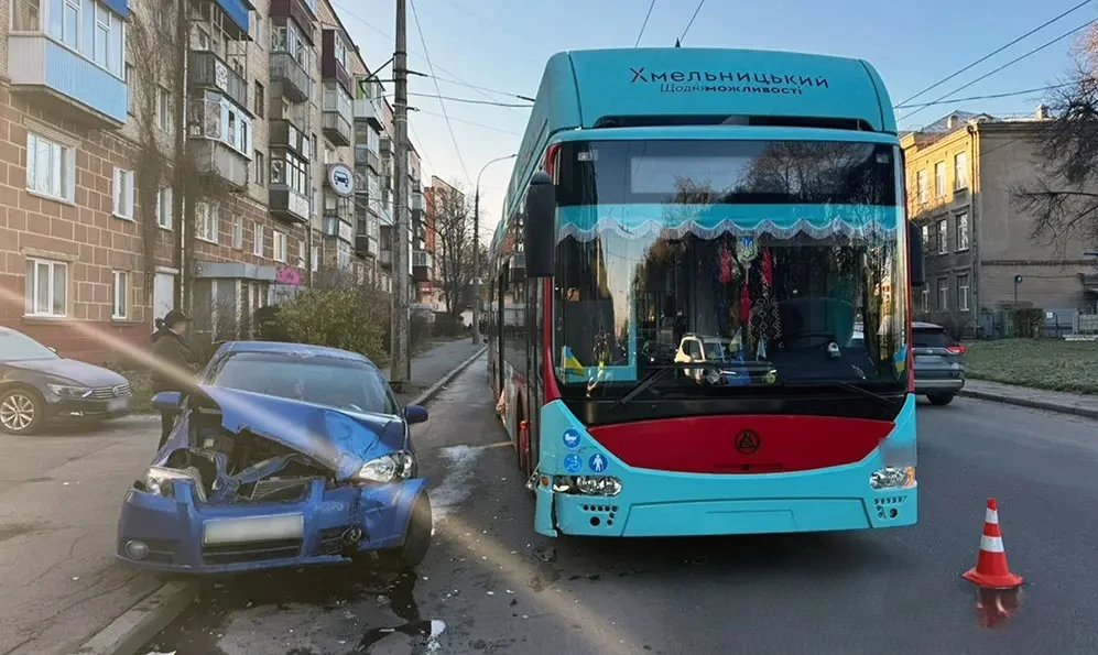 Тролейбус та легковик зіткнулися у Хмельницькому: є травмована