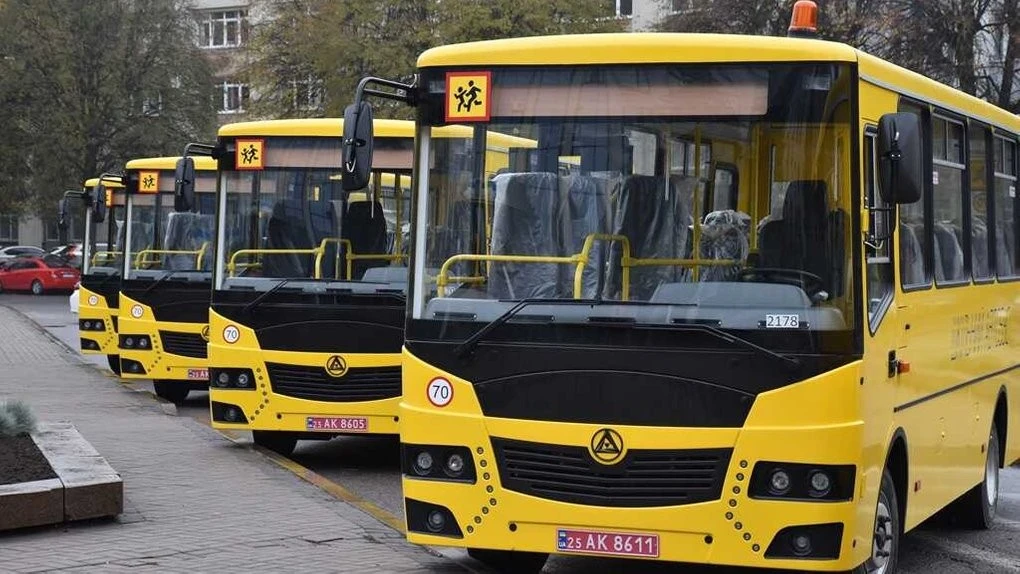 Навчальним закладам Рівненщини передали 10 нових шкільних автобусів