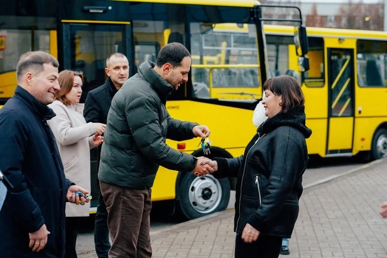 Навчальним закладам Рівненщини передали 10 нових шкільних автобусів
