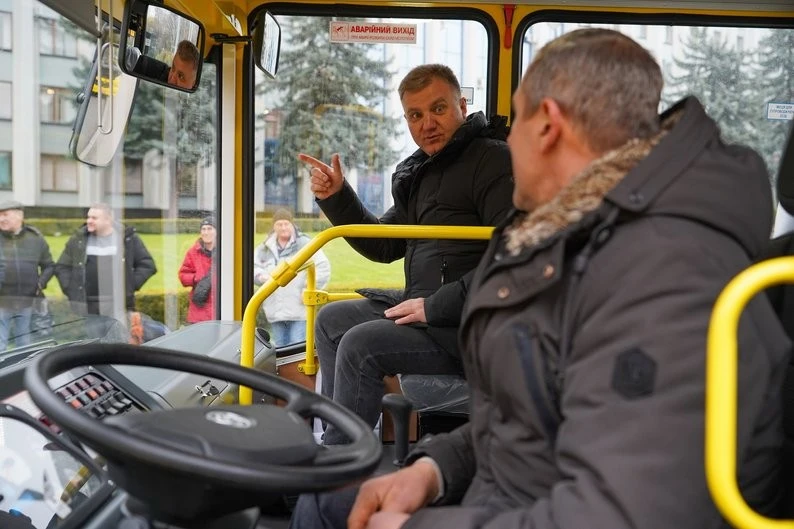 Навчальним закладам Рівненщини передали 10 нових шкільних автобусів