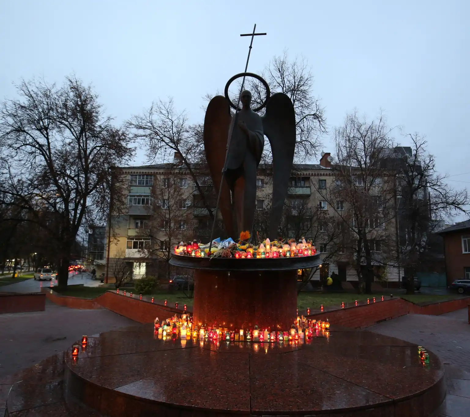 Памʼятаємо і шануємо. Хмельницький долучився до загальноукраїнської хвилини мовчання