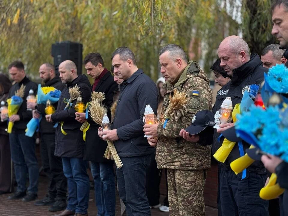 Памʼятаємо і шануємо. Хмельницький долучився до загальноукраїнської хвилини мовчання