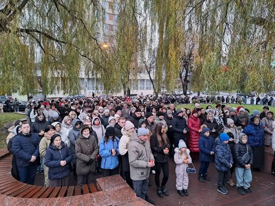 Памʼятаємо і шануємо. Хмельницький долучився до загальноукраїнської хвилини мовчання