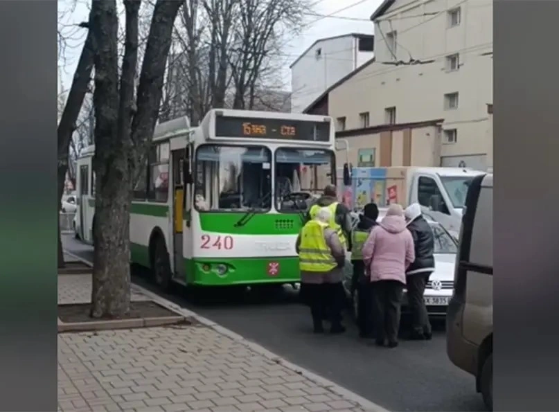 Тролейбус та легковик потрапили у ДТП в центрі Хмельницького