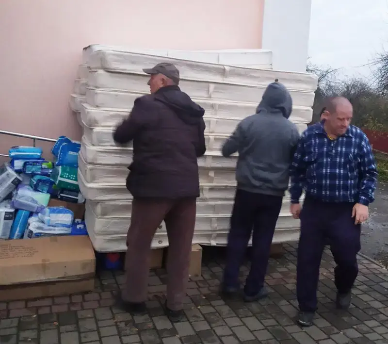 Підопічні психоневрологічного інтернату на Хмельниччині отримали допомогу від благодійників