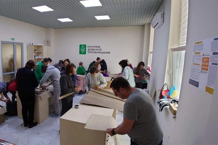 Офіс «Розумне довкілля. Хмельницький» продовжує виготовлення окопних свічок — усіх охочих запрошують долучитися!