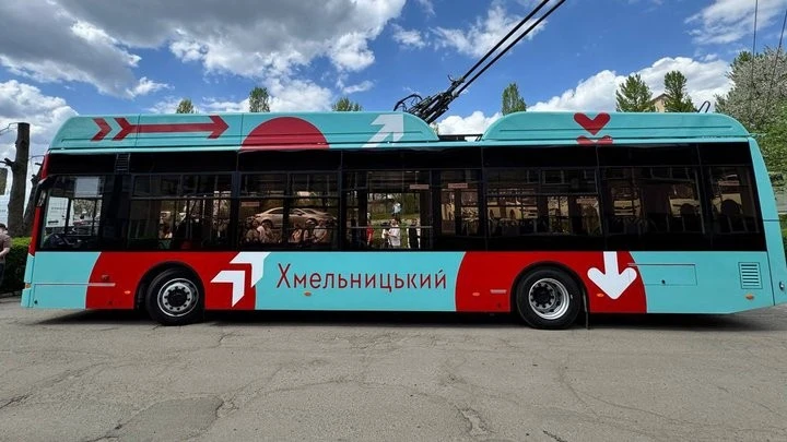 У громадському транспорті Хмельницького перейшли з паперових проїзних квитків на пластикові електронні картки