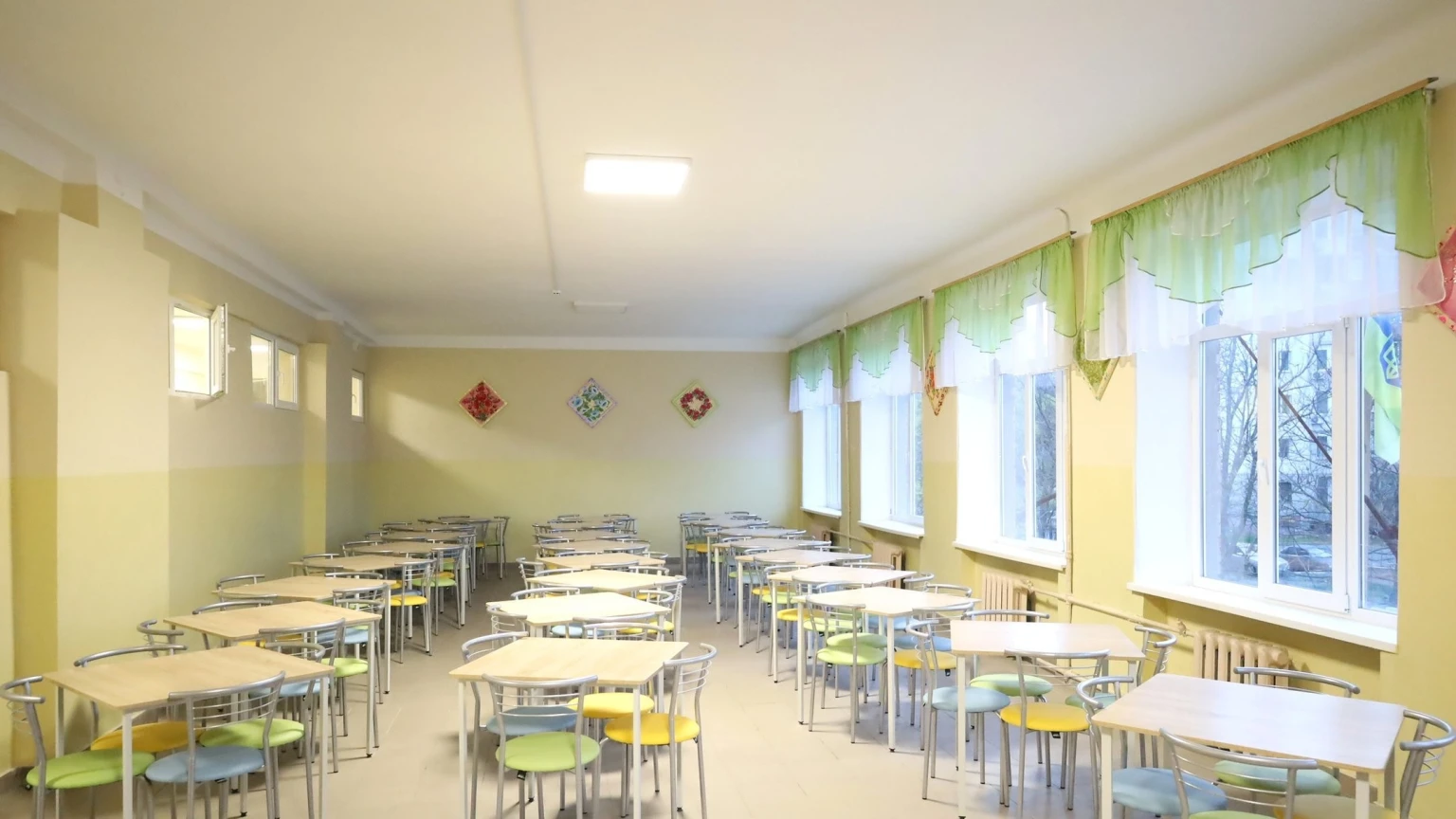 У Миколаєві відновлюють школу, пошкоджену внаслідок ракетного обстрілу