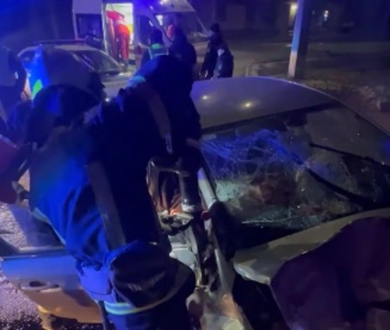 У Хмельницькому легковик врізався в колону паркану: пасажир травмувався