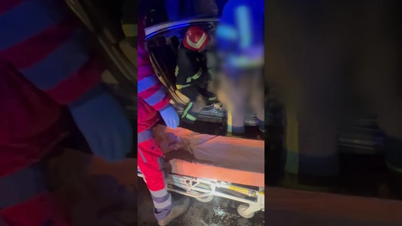 У Хмельницькому легковик врізався в колону паркану: пасажир травмувався