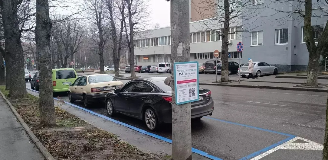 «Мені вже вліпили штраф»: реакції хмельничан на платне паркування по Грушевського