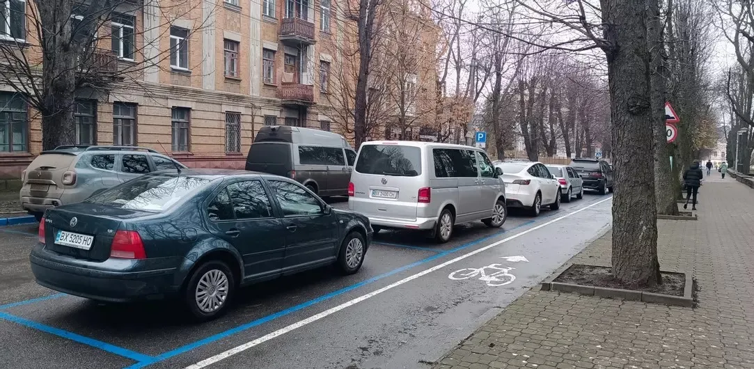 «Мені вже вліпили штраф»: реакції хмельничан на платне паркування по Грушевського