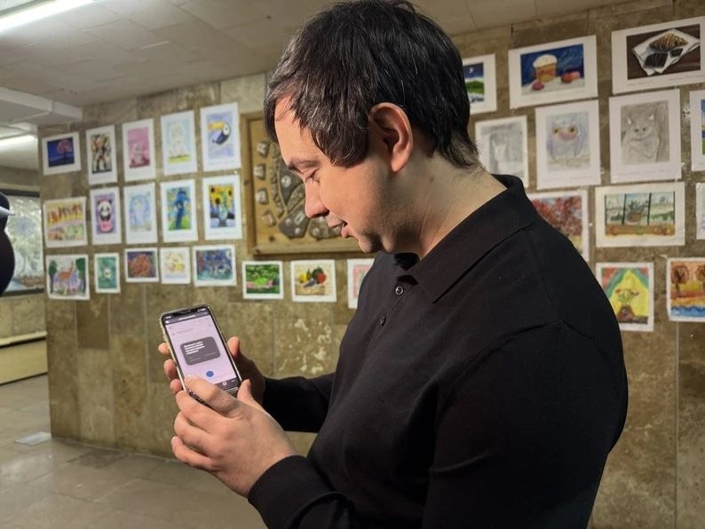 Застосунок із перекладом жестовою мовою, милиця з кнопкою SOS та GPS-трекером: в Ужгороді представили освітні проєкти
