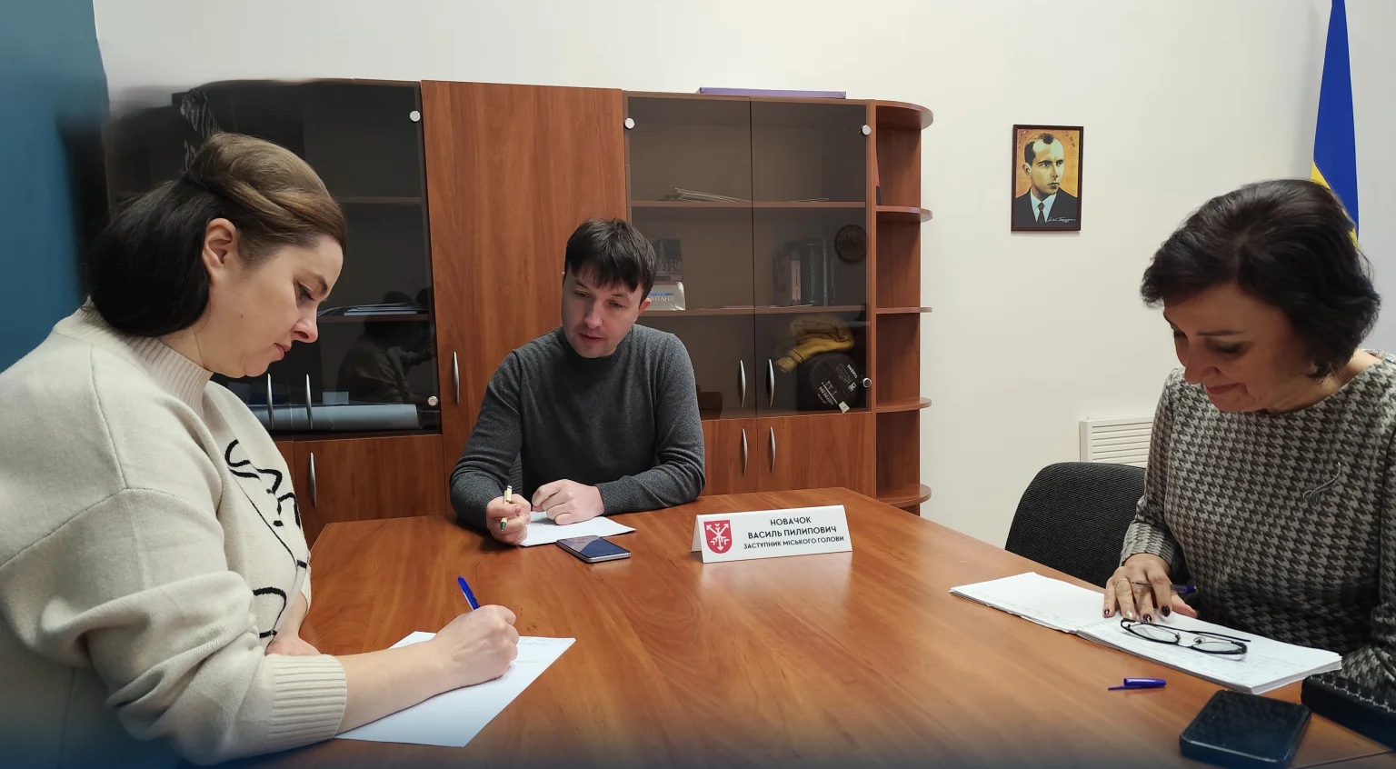 «Міська влада відповідає». Василь Новачок провів пряму лінію з мешканцями щодо комунальних питань