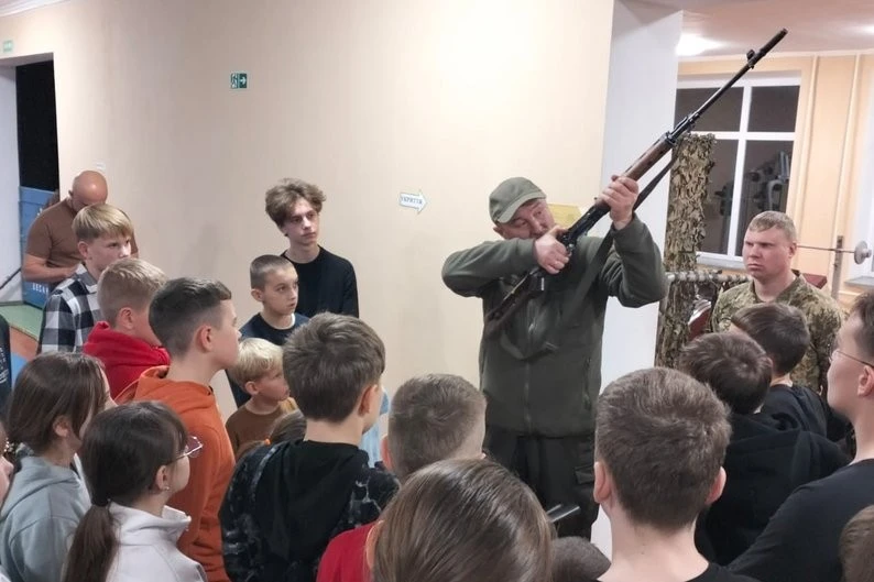 Ветерани-десантники у Житомирі навчали дітей тактиці, основам стрільби та домедичній допомозі