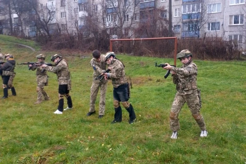 Ветерани-десантники у Житомирі навчали дітей тактиці, основам стрільби та домедичній допомозі
