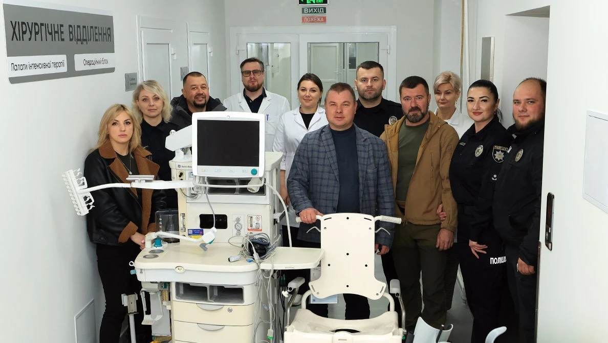 Волонтери передали шпиталю у Хмельницькому сучасний наркозно-дихальний апарат